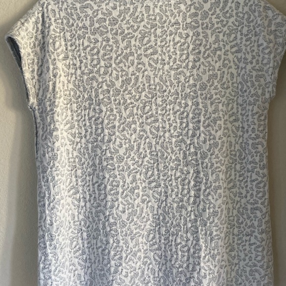 Jane and Delaney medium white/ gray texture top - Picture 4 of 7